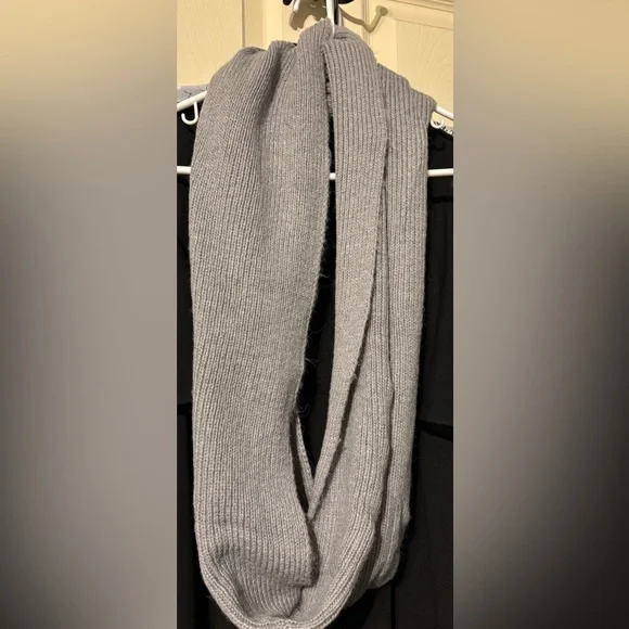 NWT 2 Infinity Scarves 🧣 - Picture 4 of 4